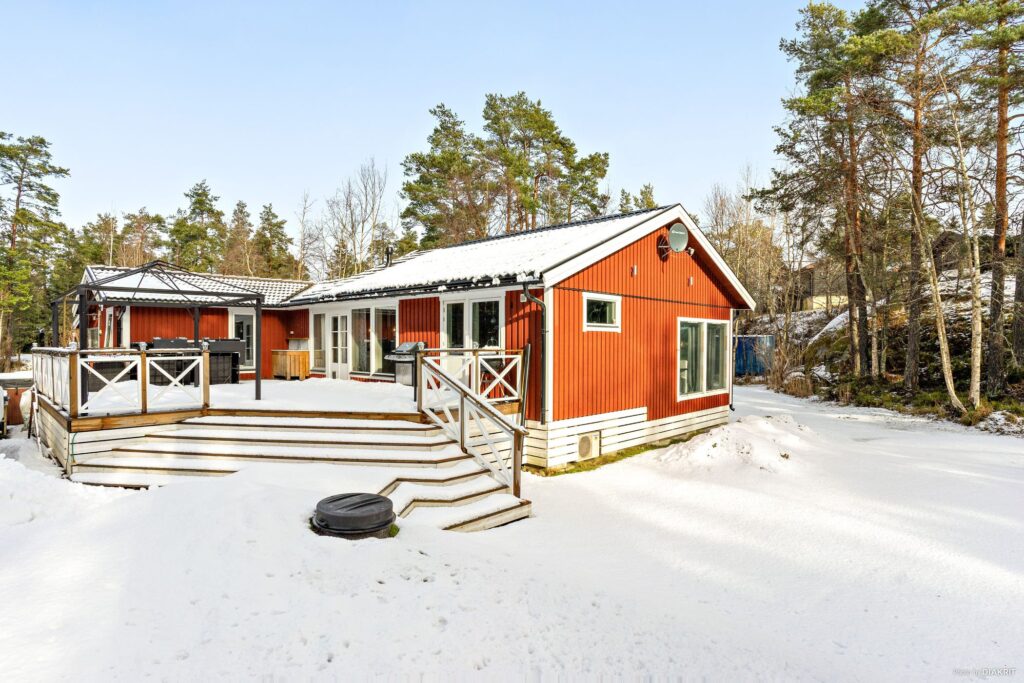 Utbyggnad veranda runt om villa. Alingsås Gråbo